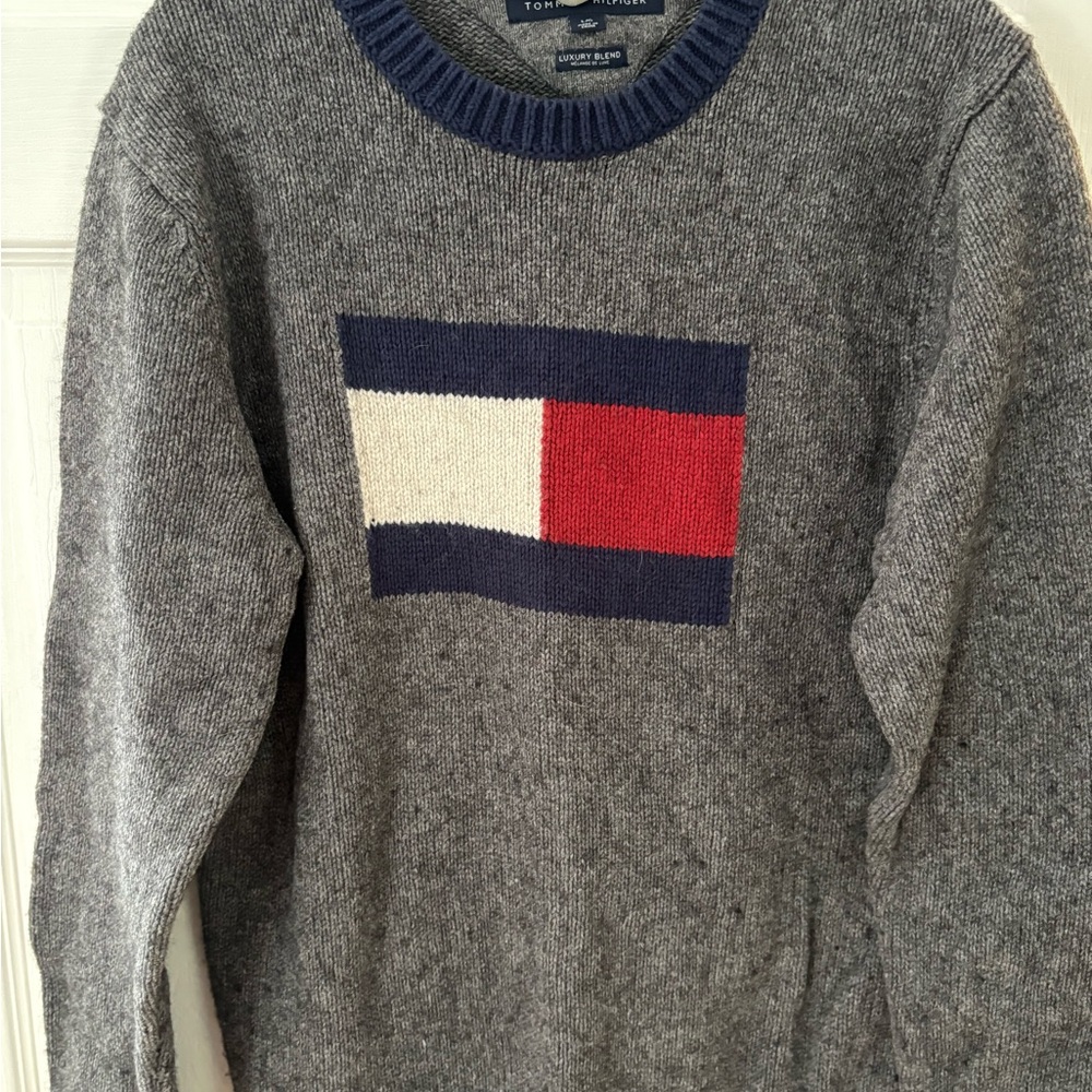 Tommy Hilfiger Men's Gray Sweater with Flag Design